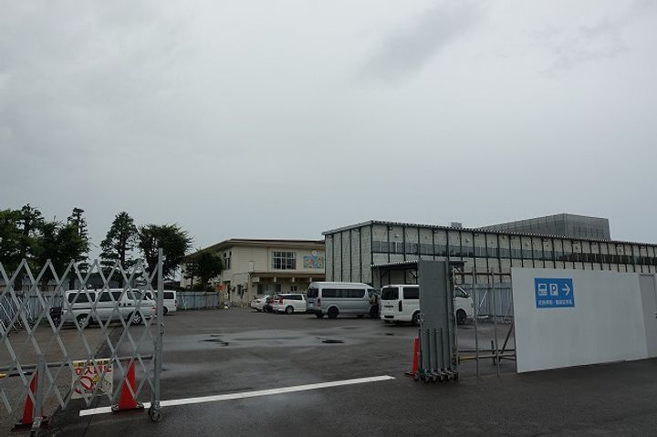 アデルの周辺