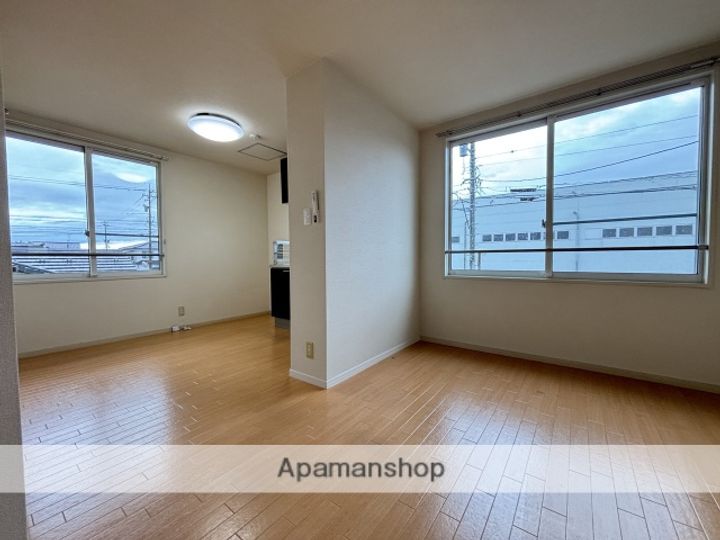 富山県富山市中田2丁目の賃貸アパートの居間