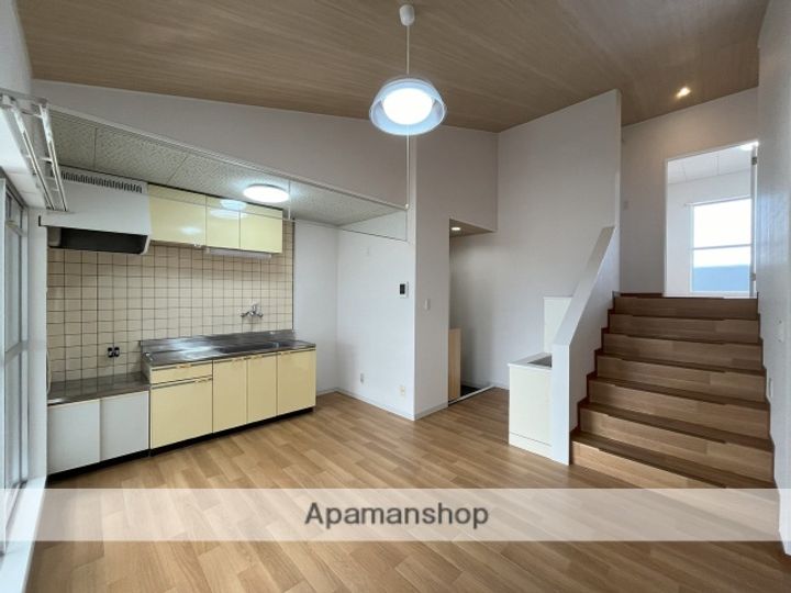 富山県富山市町新の賃貸マンションの居間