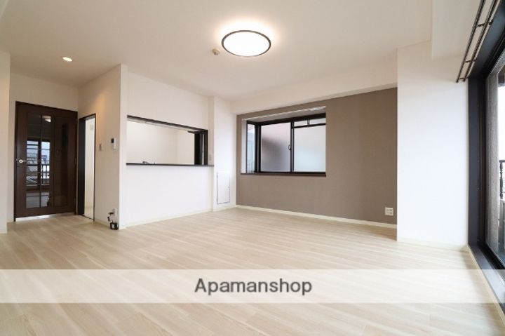 富山県富山市今泉西部町の賃貸マンション302の居間