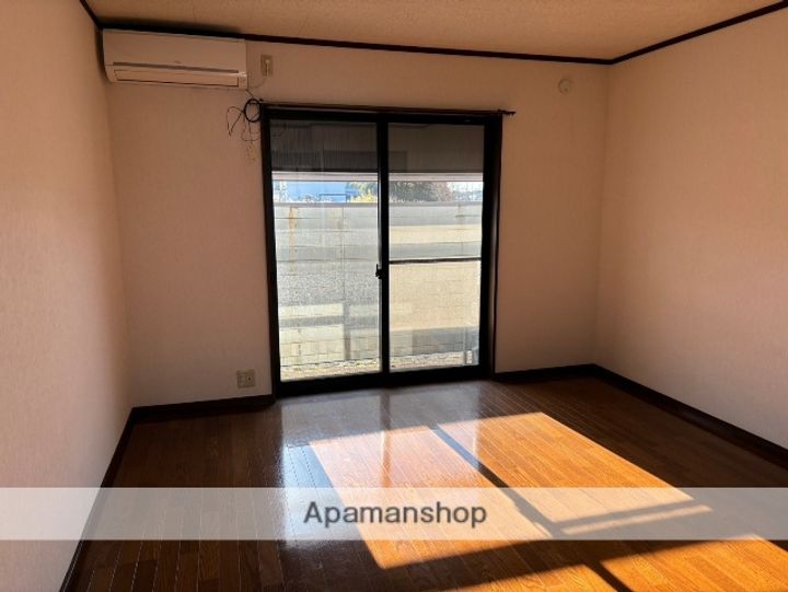 ネオサイト・タカムラ B棟107の居間