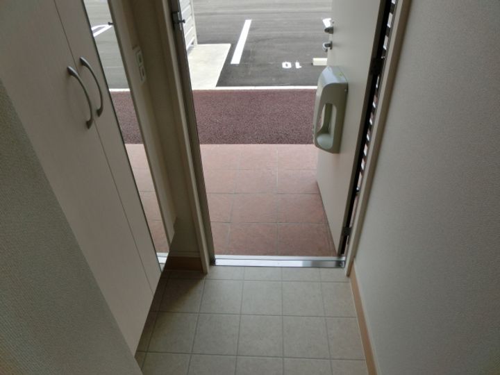 リッシュモア A棟の玄関