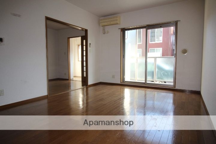 フィール高岡駅南108の居間