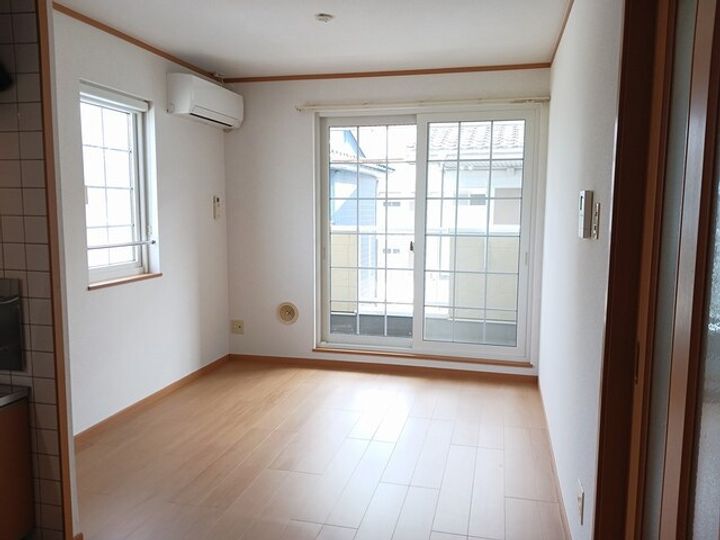 プール・トゥジュールCの居間