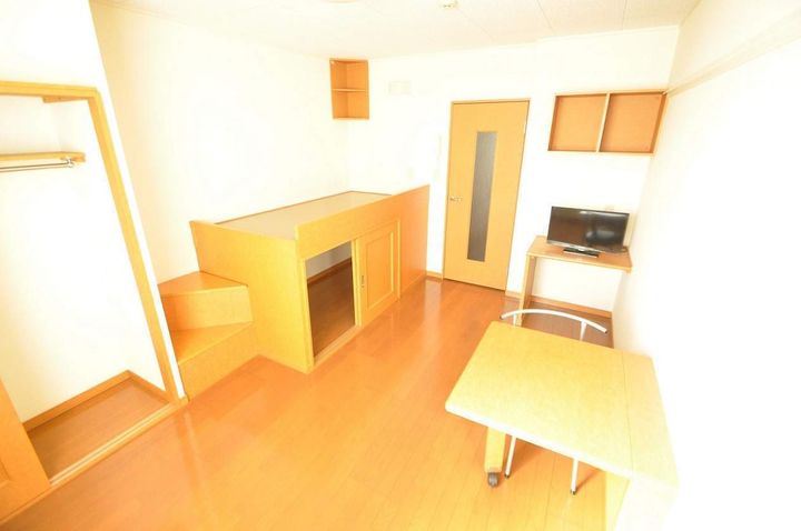 レオパレスセヴィル下窪215の居間