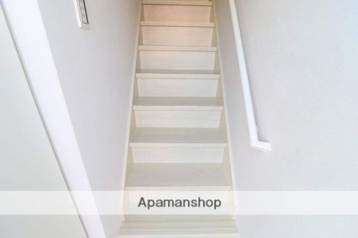 富山県砺波市栄町の賃貸アパート203の玄関