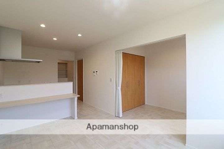 富山県砺波市杉木の賃貸アパート102の居間