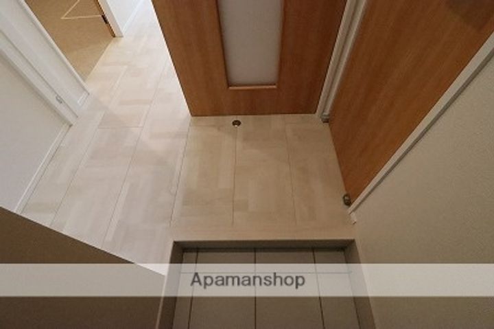 富山県砺波市杉木の賃貸アパート102の玄関