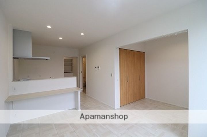 富山県砺波市杉木の賃貸アパート103の居間