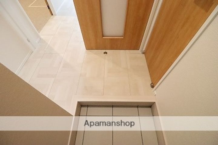 富山県砺波市杉木の賃貸アパート103の玄関