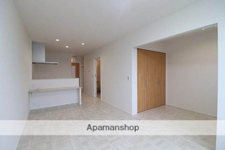 富山県砺波市杉木の賃貸アパート201の居間