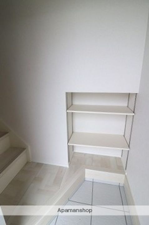 富山県砺波市杉木の賃貸アパート203の玄関