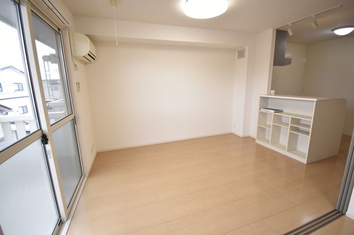 ジュネス一本木 A棟201の居間