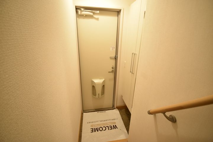 ジュネス一本木 A棟201の玄関