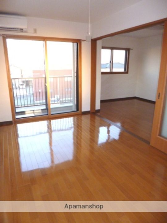 富山県富山市下冨居1丁目の賃貸マンションの居間