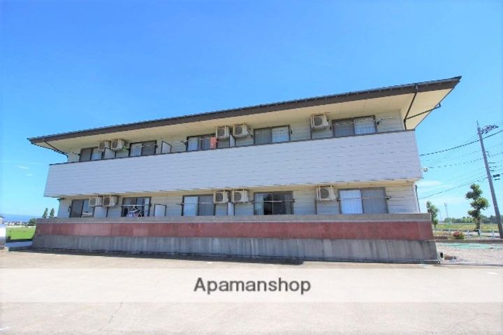 富山県高岡市戸出吉住の賃貸マンションの外観