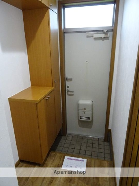 富山県富山市秋ヶ島の賃貸アパートの玄関