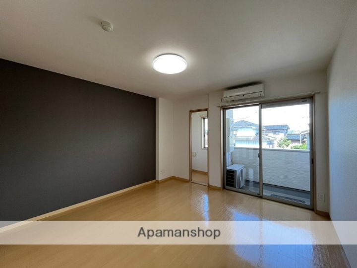 富山県富山市婦中町下轡田の賃貸マンションの居間