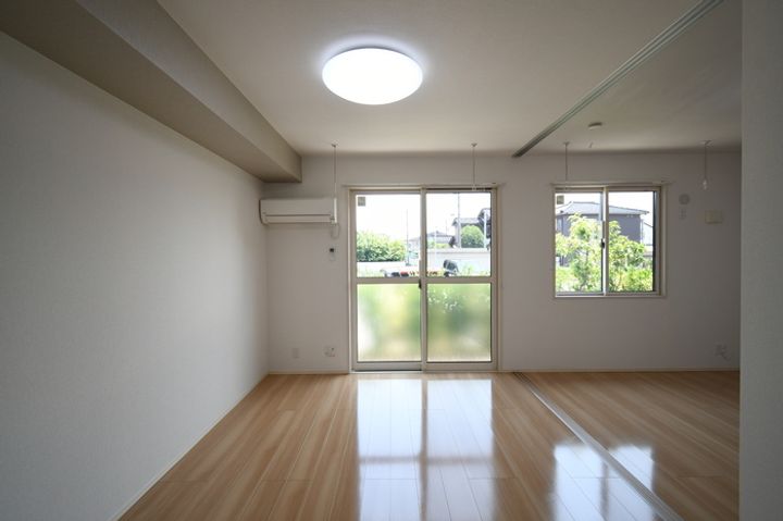 グラン ストリーツ Cの居間