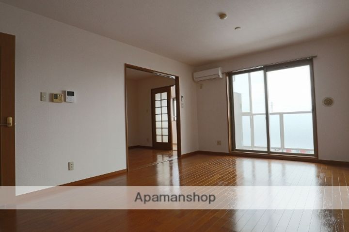 フィール高岡駅南508の居間