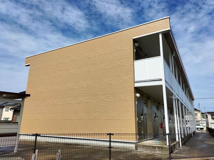 レオパレスコスモポート高岡108の外観