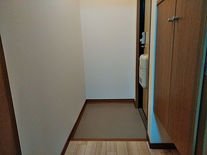 モンターニュリーブル B棟の玄関