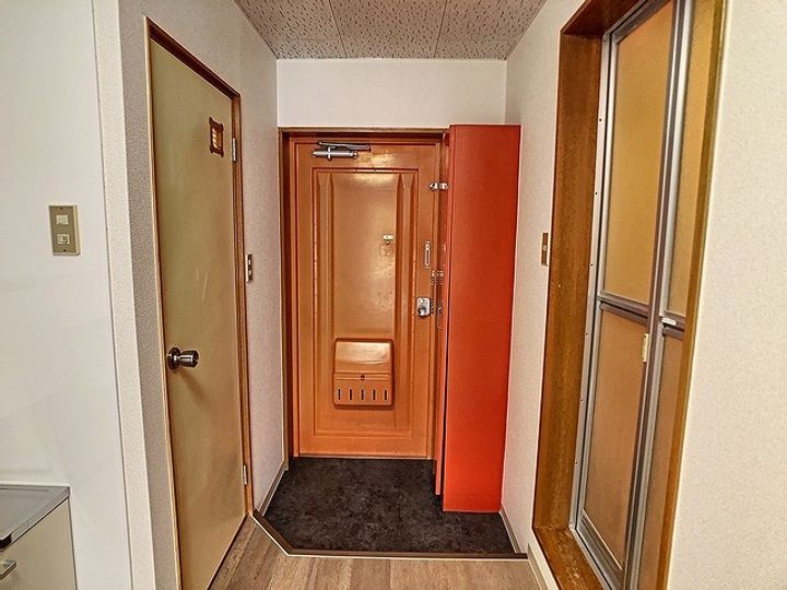 サン・アムール内灘205の玄関