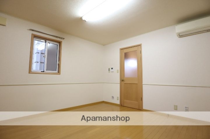 チット・チャット103の居間