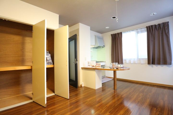 グランヴィレッジ泉ヶ丘105の居間