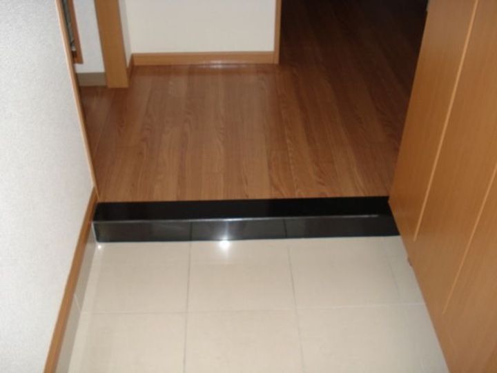 フレグランス201の玄関