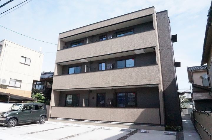 グランカーサ十三間町の外観