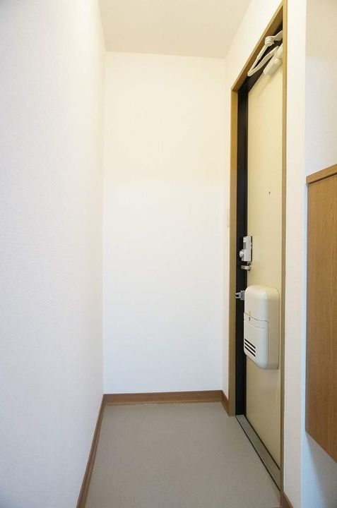 モンターニュリーブル B棟206の玄関