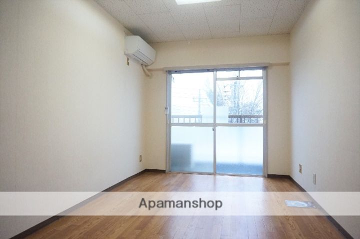 サンファスト甲府310号の居間