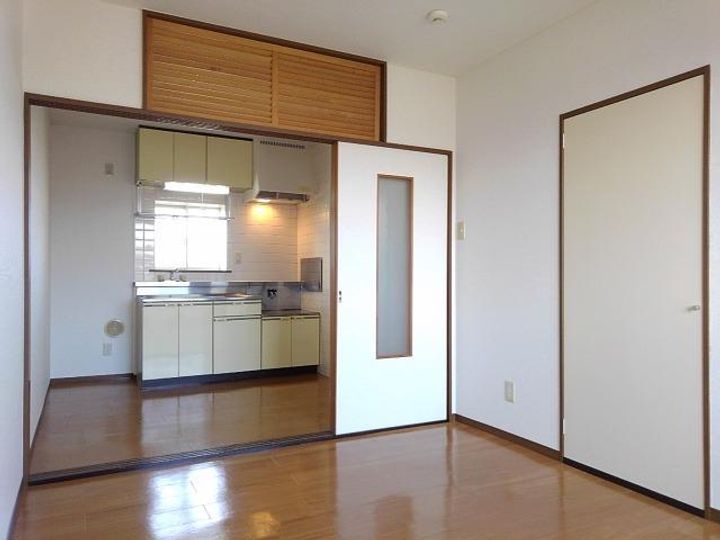 ルミエールマキタ202の居間