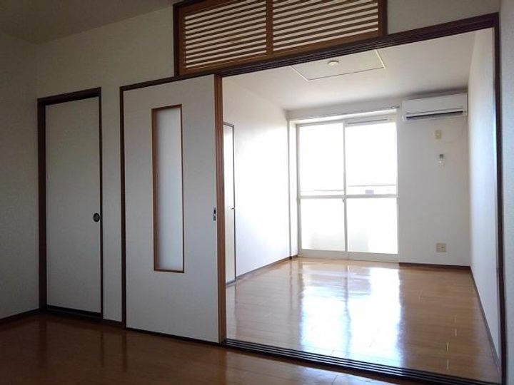 ルミエールマキタ202の居間