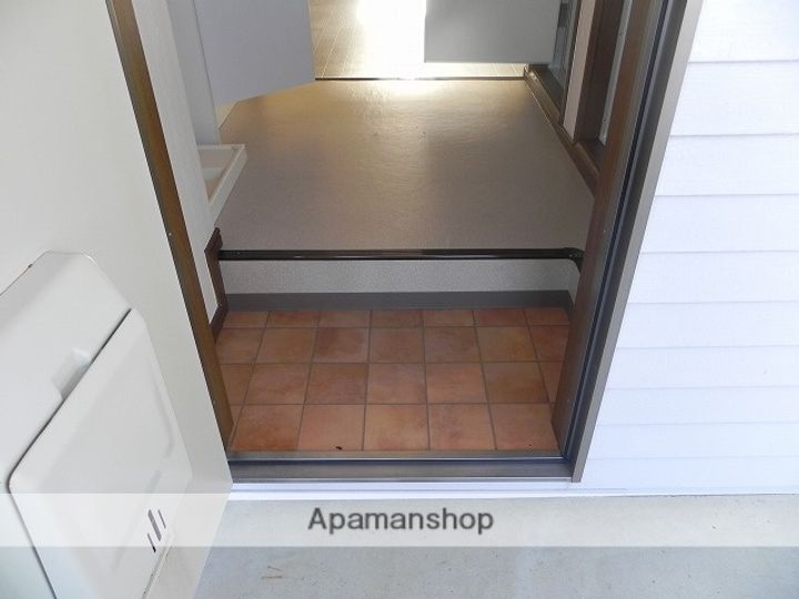 ハイツ八田 B102号の玄関