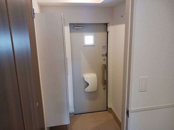 ヒカルサ甲府国母 イーストの玄関