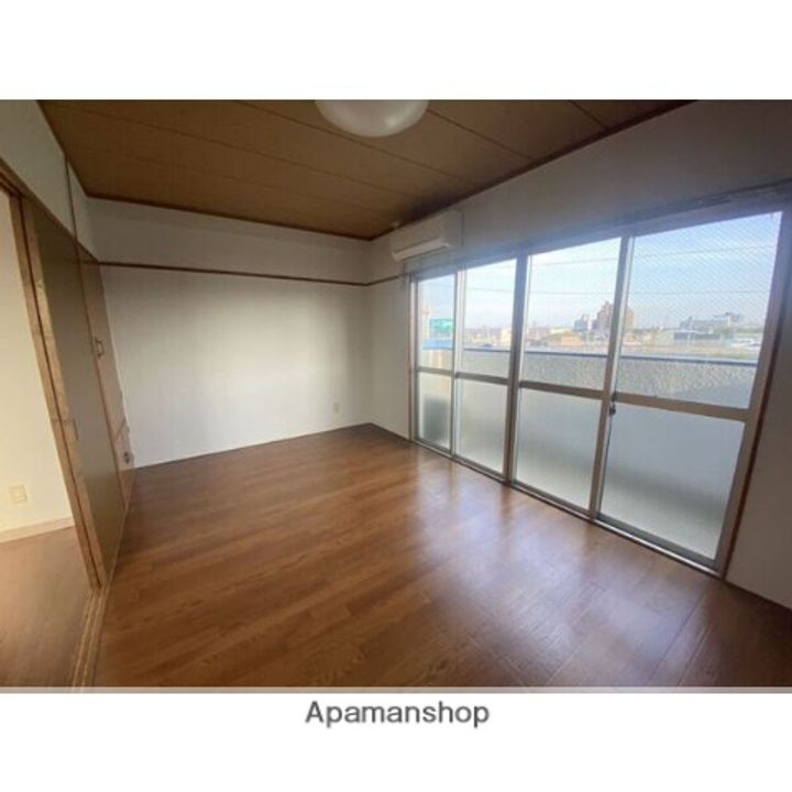 ハイツ松野302の居間