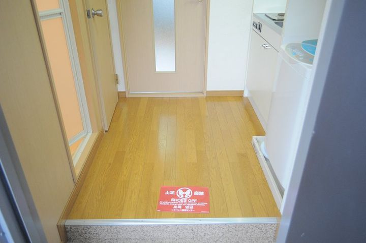 レオパレスHIGH LIFEの玄関