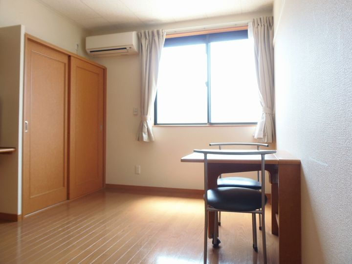 レオパレスラ プランタン118の居間
