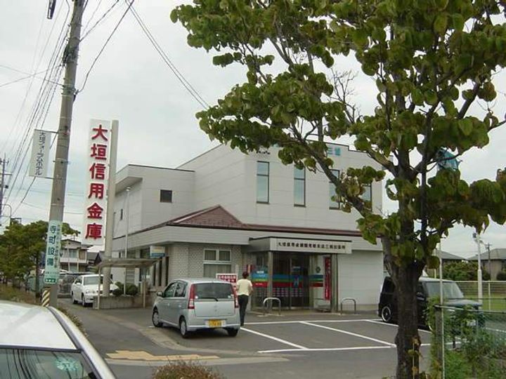 グレース・ワンの周辺