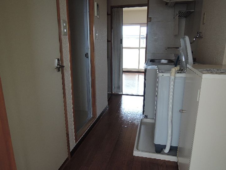 SURPLUSKATOB棟の玄関