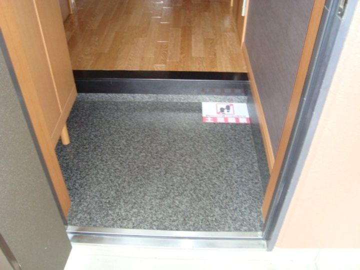 L’ESPACE HEUREUXの玄関