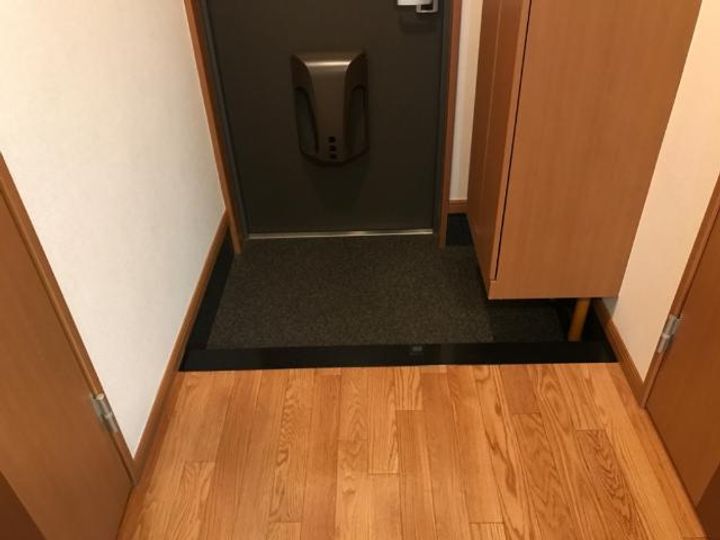 エンプレス ガーデン103の玄関