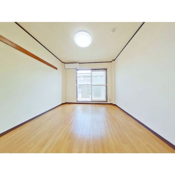 サープラス AKI Aの居間