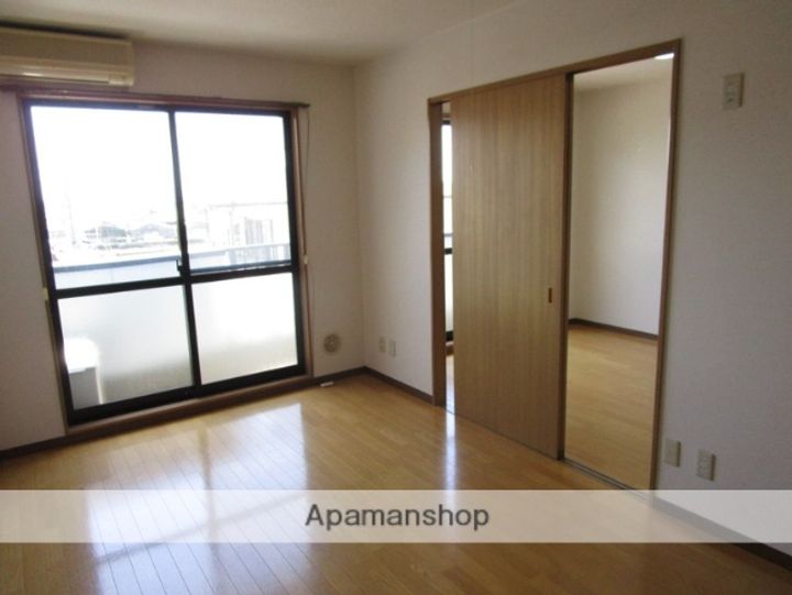 静岡県沼津市下香貫大久保の賃貸アパートの居間