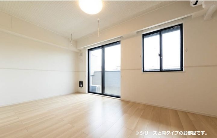 ロイヤル長伏の居間