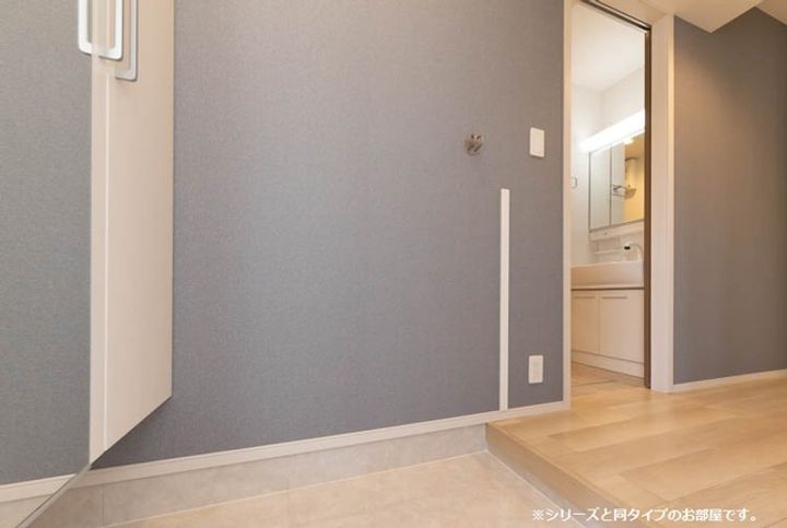 ロイヤル長伏の玄関