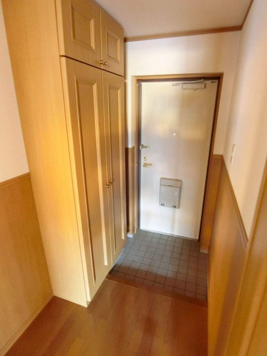 静岡県駿東郡長泉町南一色の賃貸マンションの玄関