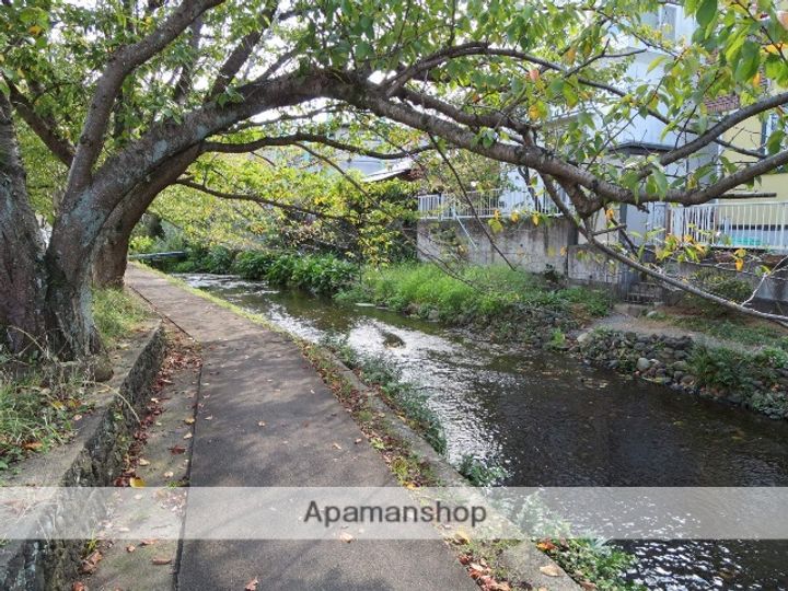 アーネストビルの周辺